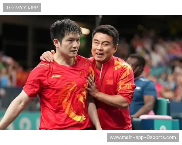 3-0轻取对手，樊振东赛后与教练合影走红，樊振东带队教练